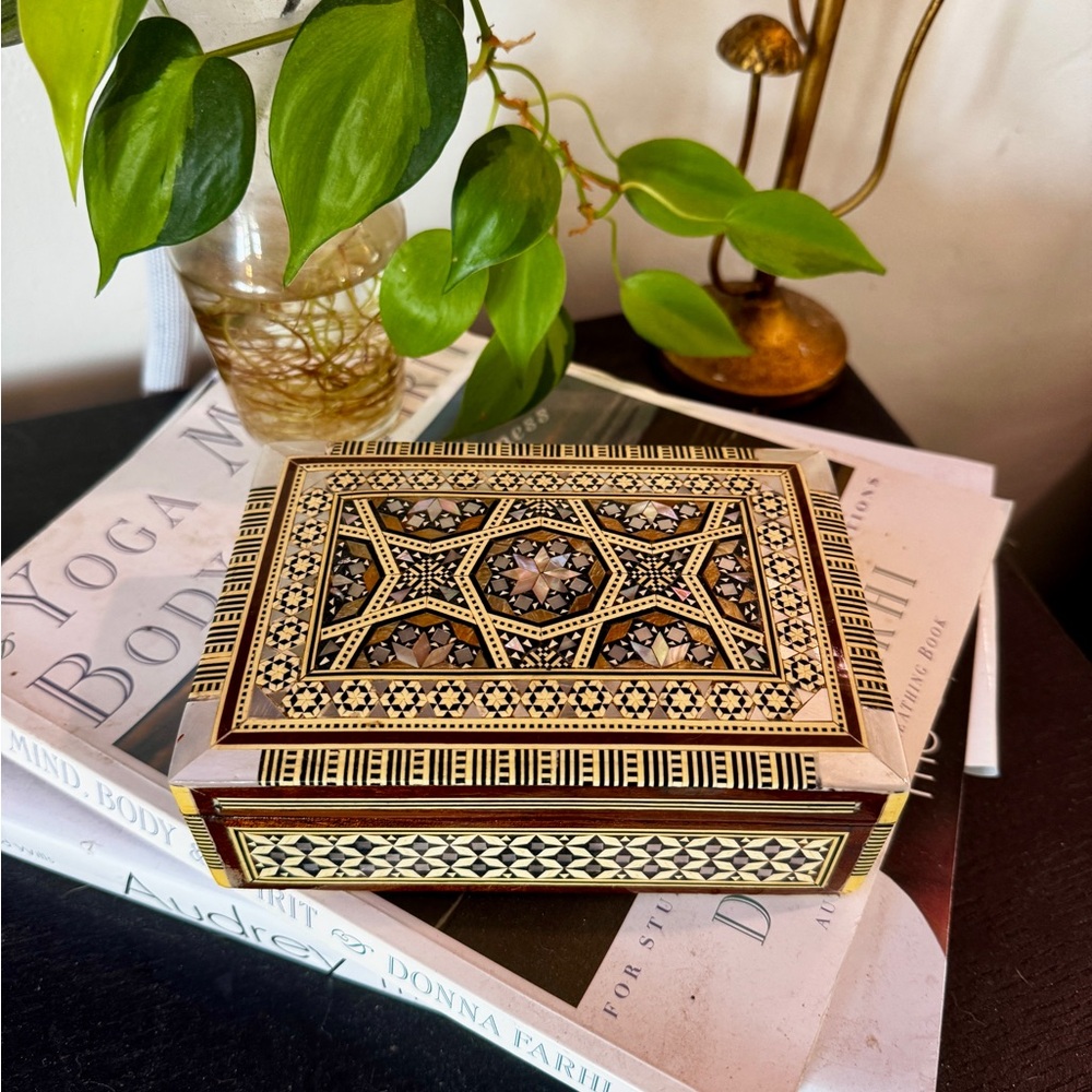 Vintage Handmade Inlaid Jewelry/Trinket Box – Real Mother of Pearl
